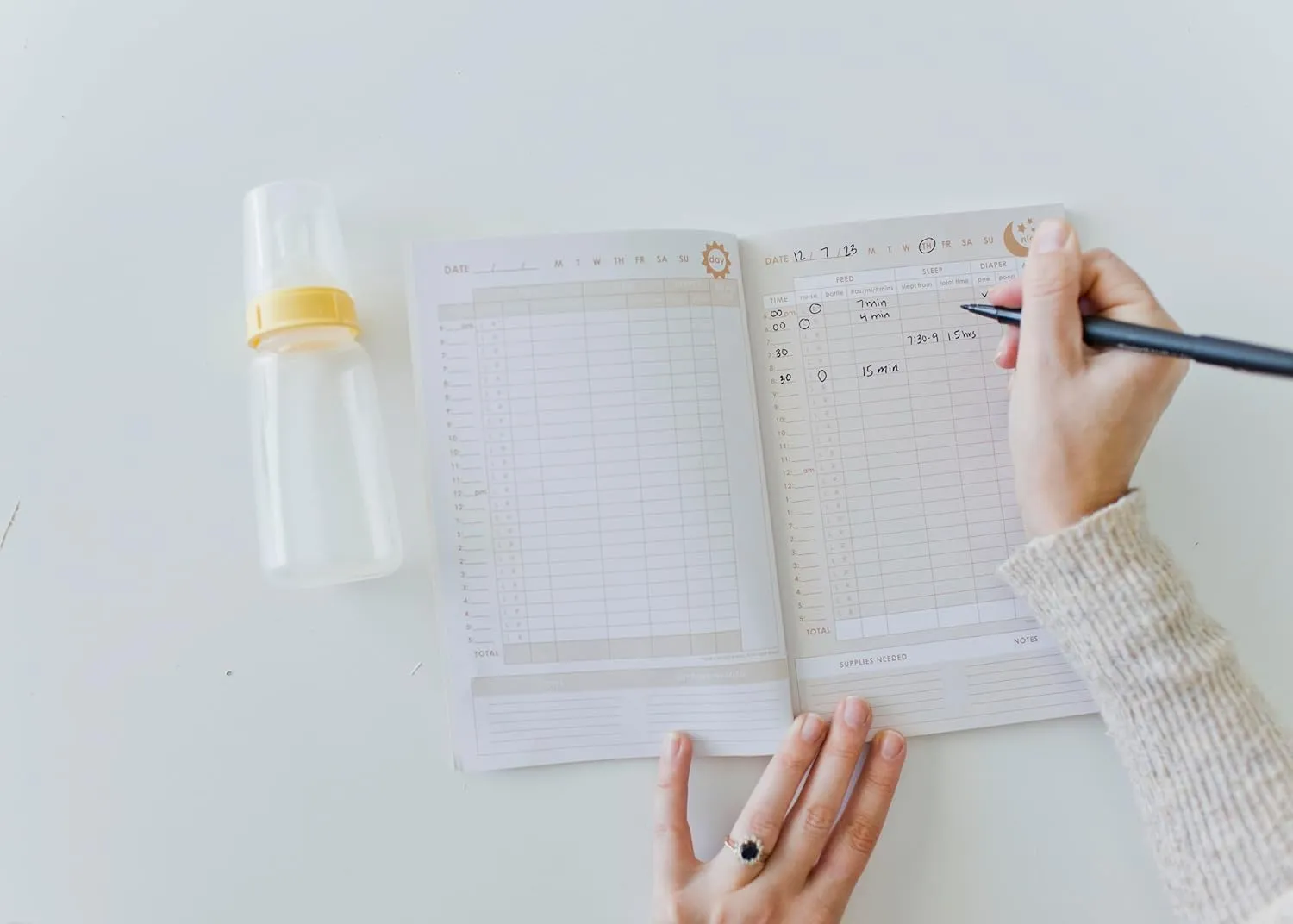 Pearhead Baby Daily Log Book, Fill in Pages, Track Your Newborn Babys Schedule, Daily Tracker for New Parents, Keepsakes for New Moms